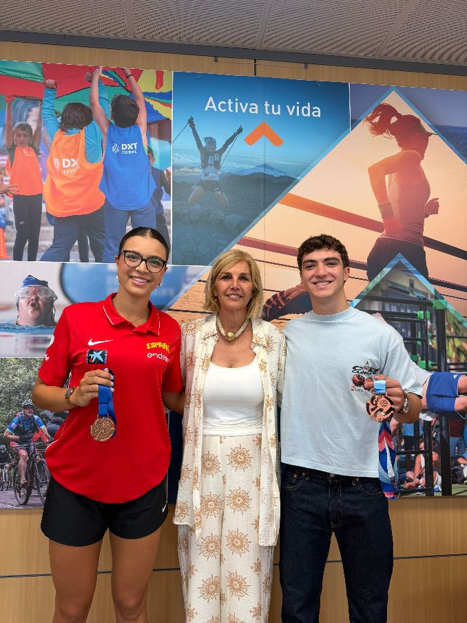 Yolanda Moliné recibe a Inés García y Rafa Rodríguez tras conquistar el bronce en el Eurobasket U20